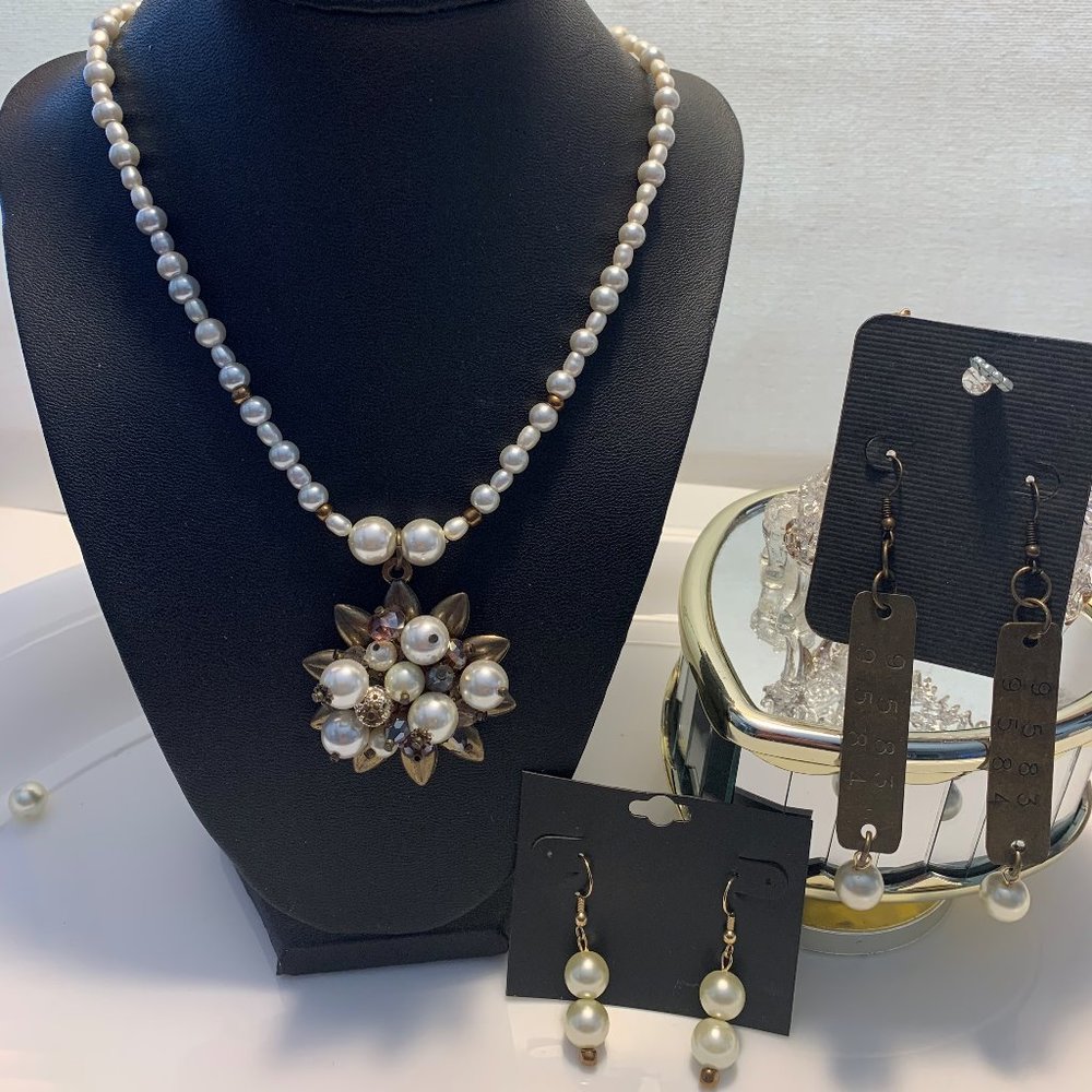 Necklace Pearl with Two Pairs of Earrings